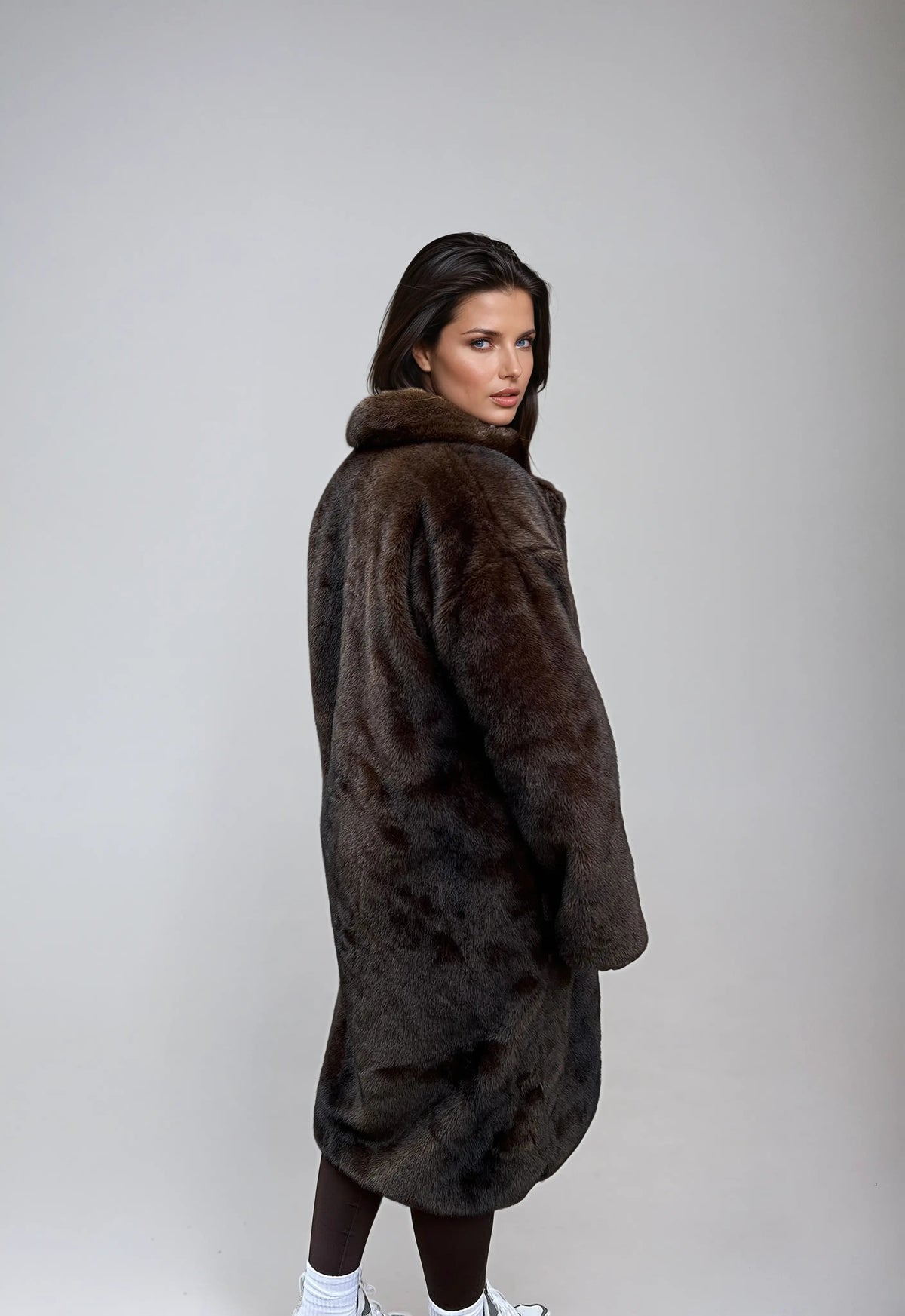 Women’s Long Faux Fur Winter Coat with Classic Lapels and Side Pockets – Relaxed Fit Plush Outerwear for Elegant Cold-Weather Dressing