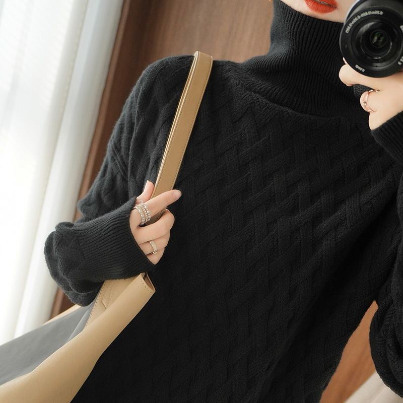 Women's Elegant Cashmere Cable Knit Turtleneck Sweater with Relaxed Oversized Fit and Textured Long Sleeves – Soft Chunky Knitted Pullover with High Ribbed Neck for Cosy Autumn and Winter Smart Casual Everyday Wear