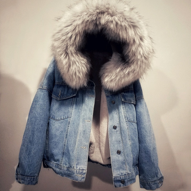 Women’s Plush-Lined Denim Jacket with Fur-Trimmed Hood and Chest Pockets – Relaxed Short Button-Front Outerwear for Cosy Cold-Weather Casual Dressin