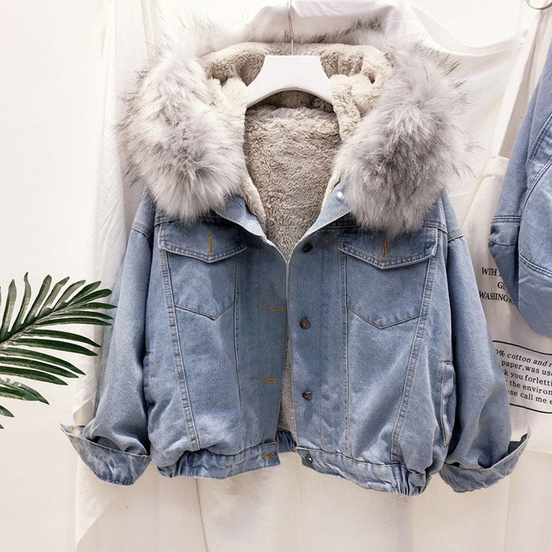 Women’s Plush-Lined Denim Jacket with Fur-Trimmed Hood and Chest Pockets – Relaxed Short Button-Front Outerwear for Cosy Cold-Weather Casual Dressin