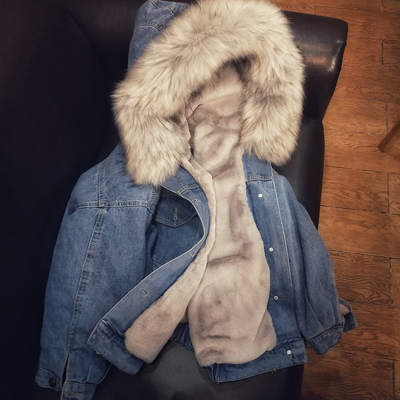 Women’s Plush-Lined Denim Jacket with Fur-Trimmed Hood and Chest Pockets – Relaxed Short Button-Front Outerwear for Cosy Cold-Weather Casual Dressin