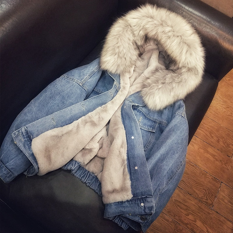 Women’s Plush-Lined Denim Jacket with Fur-Trimmed Hood and Chest Pockets – Relaxed Short Button-Front Outerwear for Cosy Cold-Weather Casual Dressin