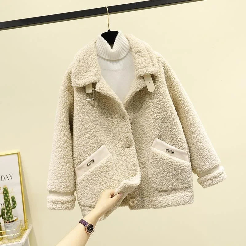 Women’s Oversized Teddy Jacket with Buckle Collar and Contrast Pocket Trim – Cosy Button-Front Outerwear for Autumn and Winter