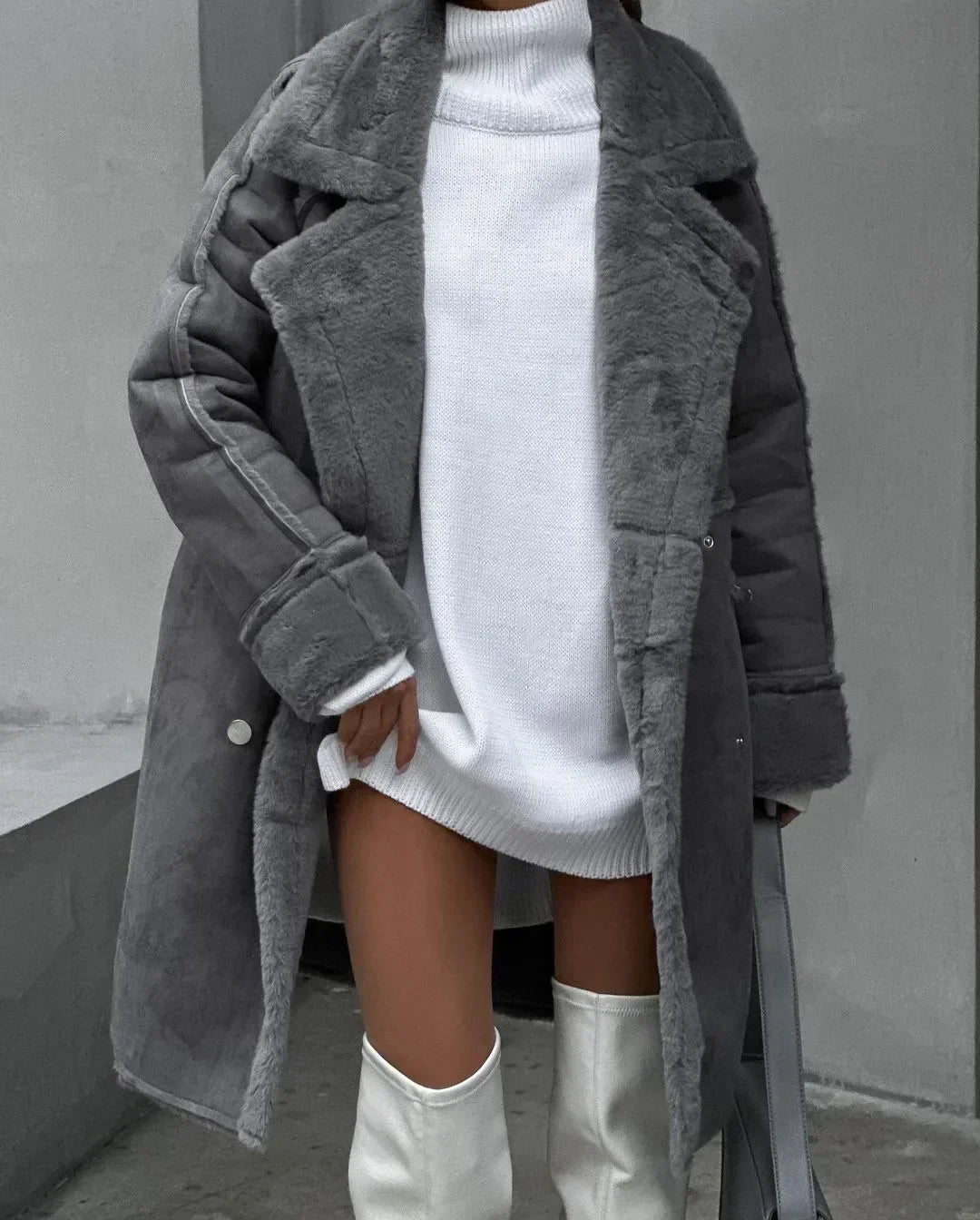 Women's Long Faux Fur Lined Winter Coat with Oversized Lapel Collar and Relaxed Fit – Warm Double-Breasted Shearling Style Overcoat with Long Sleeves for Elegant Autumn and Winter Everyday Wear