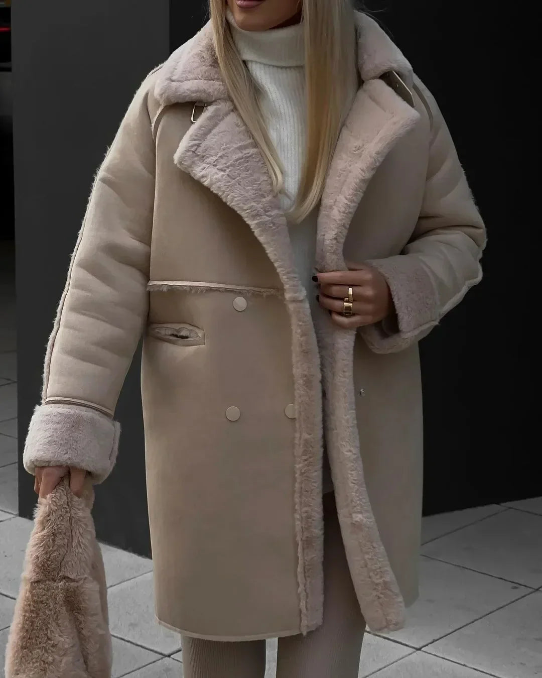 Women's Long Faux Fur Lined Winter Coat with Oversized Lapel Collar and Relaxed Fit – Warm Double-Breasted Shearling Style Overcoat with Long Sleeves for Elegant Autumn and Winter Everyday Wear