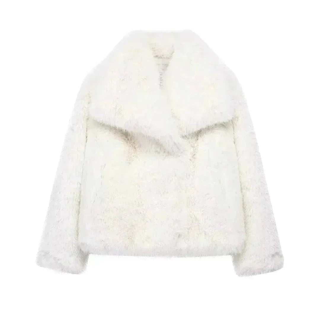Women’s Short Faux Fur Jacket with Wide Lapels and Side Pockets – Soft Plush Outerwear for Elegant Winter Outfits and Evening Occasions