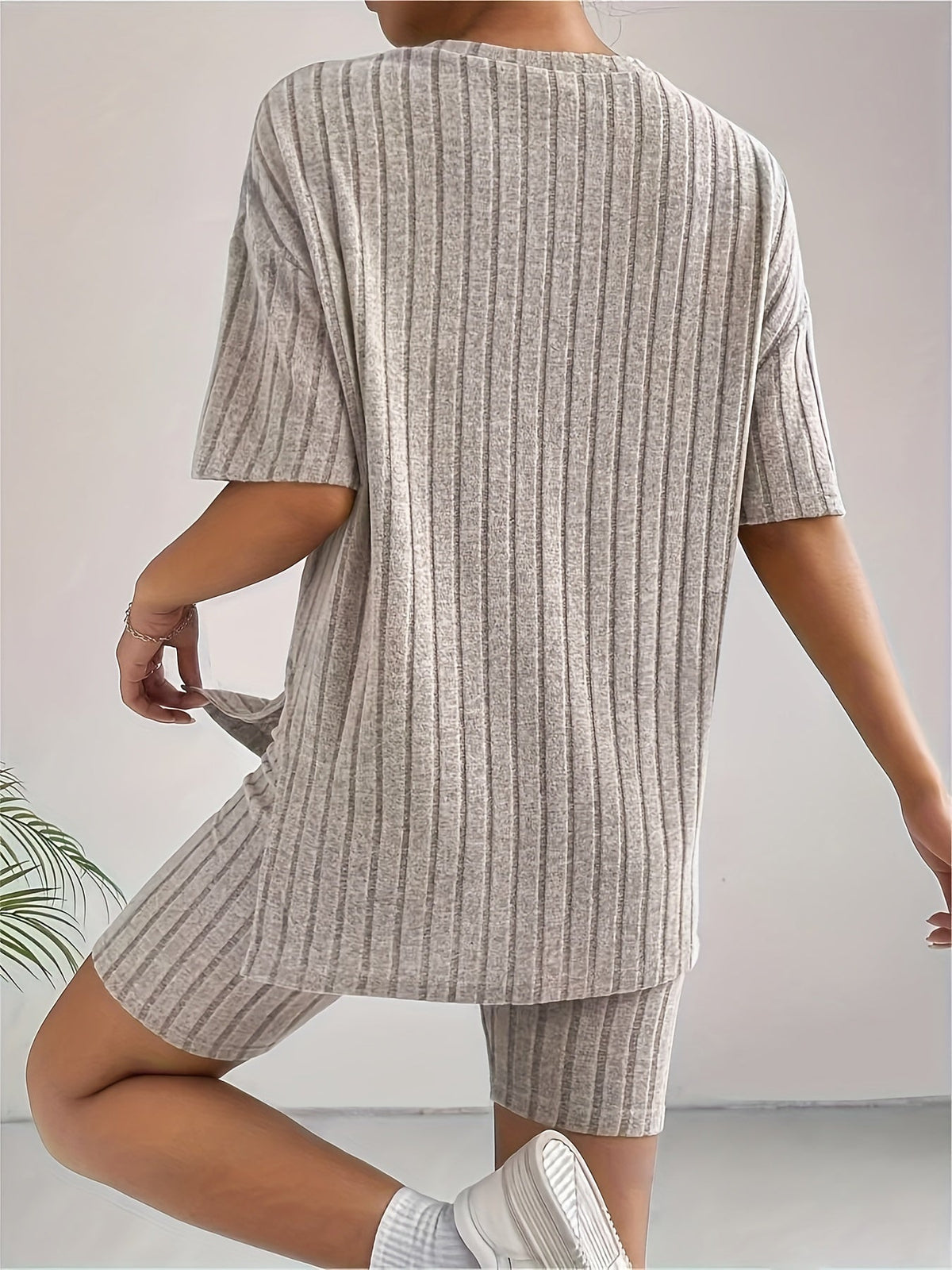 Women's Ribbed Knit Short-Sleeve T-Shirt and Fitted Shorts Set – Relaxed Two-Piece Casual Outfit for Summer and Everyday Comfort