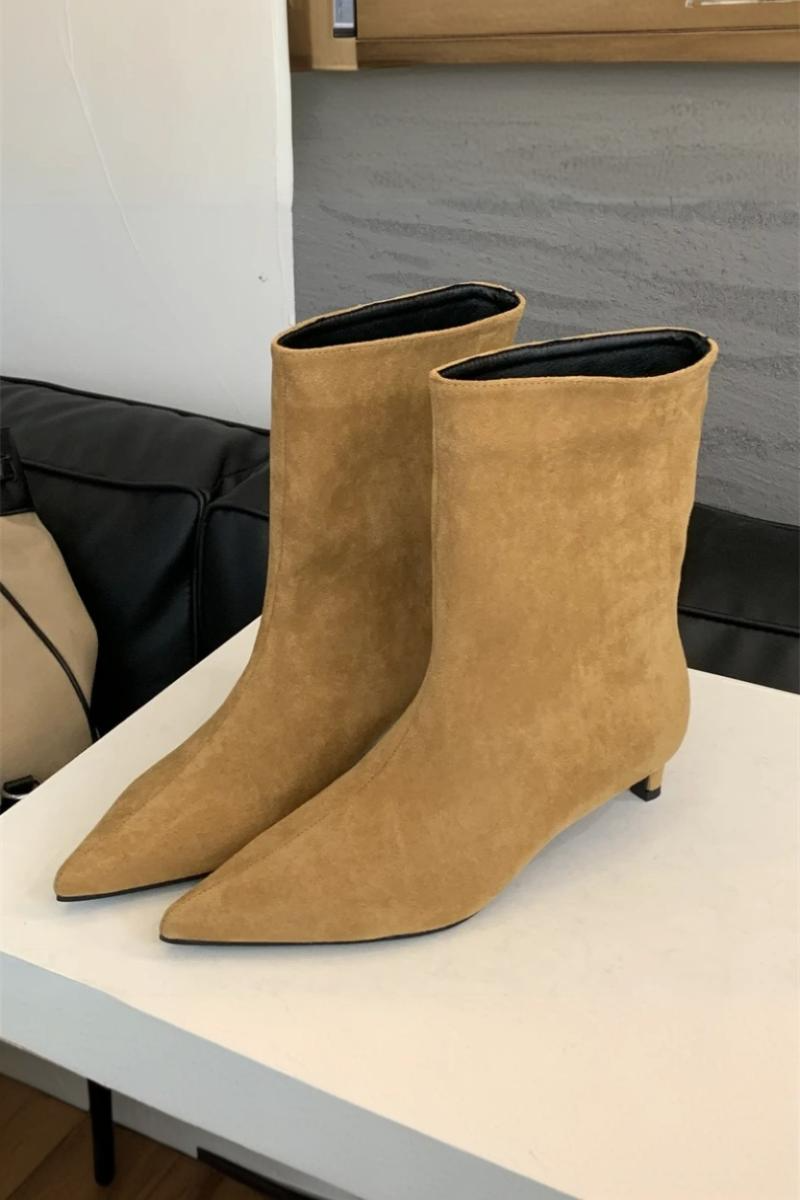 Women's Elegant Pointed Toe Suede Ankle Boots with Low Kitten Heel and Minimalist Slip-On Design – Soft Suede Look Mid-Ankle Booties for Smart Casual Office Wear and Sophisticated Autumn and Winter Everyday Fashion