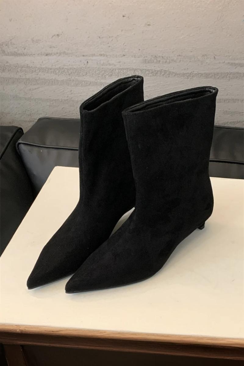 Women's Elegant Pointed Toe Suede Ankle Boots with Low Kitten Heel and Minimalist Slip-On Design – Soft Suede Look Mid-Ankle Booties for Smart Casual Office Wear and Sophisticated Autumn and Winter Everyday Fashion