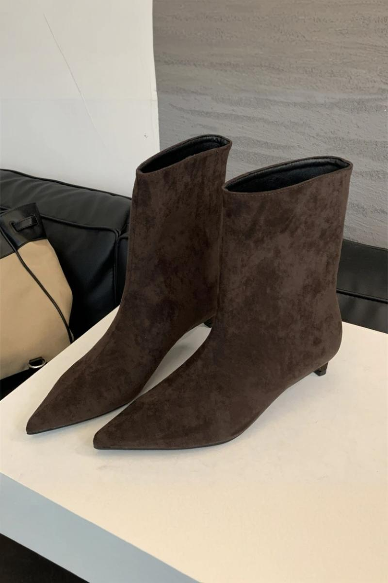 Women's Elegant Pointed Toe Suede Ankle Boots with Low Kitten Heel and Minimalist Slip-On Design – Soft Suede Look Mid-Ankle Booties for Smart Casual Office Wear and Sophisticated Autumn and Winter Everyday Fashion