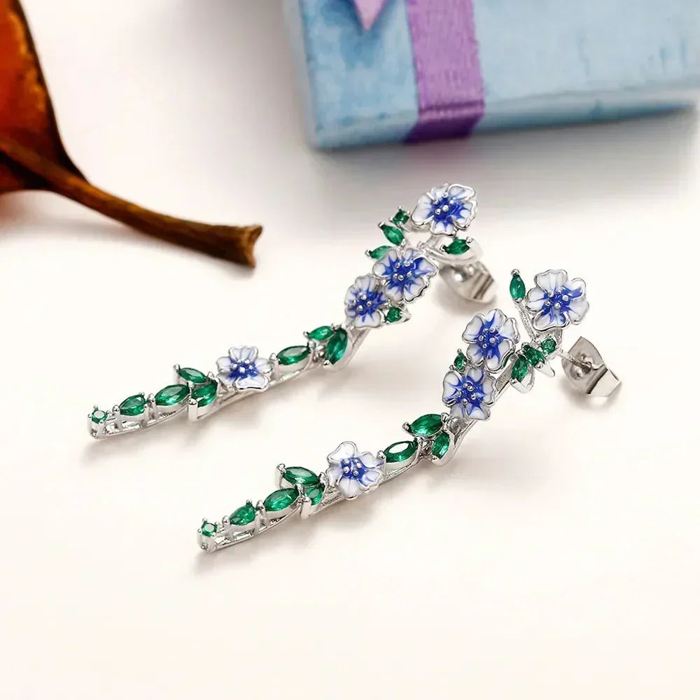 Yara – Hanging earrings of blue flowers