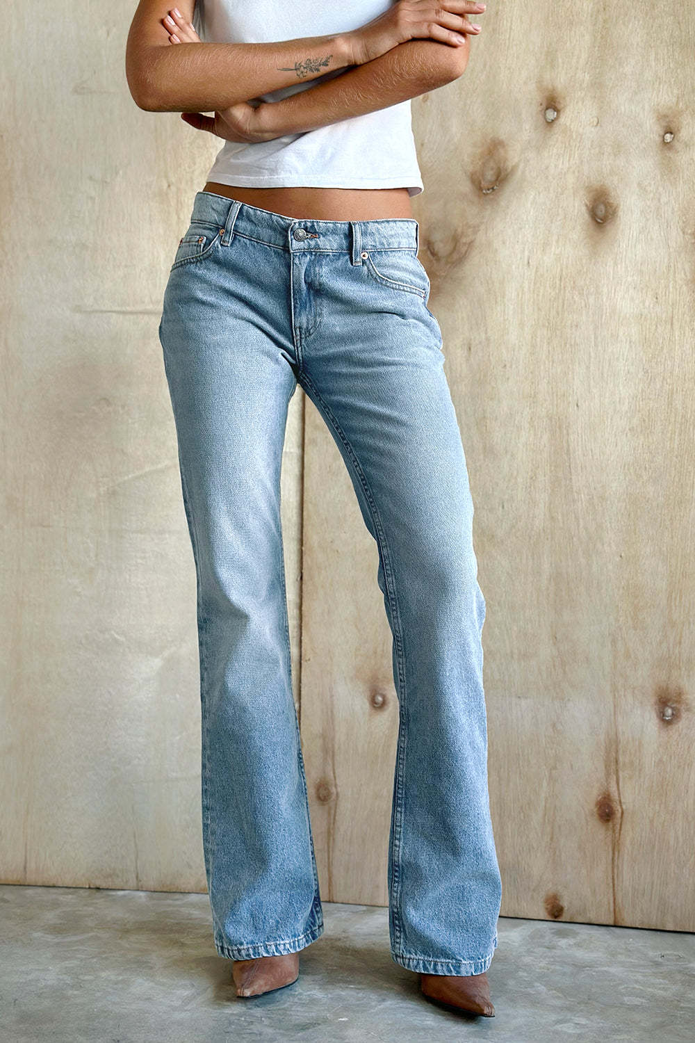 Women’s Mid-Rise Flared Jeans – Full-Length Classic Denim with Fitted Thighs and Graduated Hem for Everyday Casual Workwear Weekend Travel and Transitional Styling