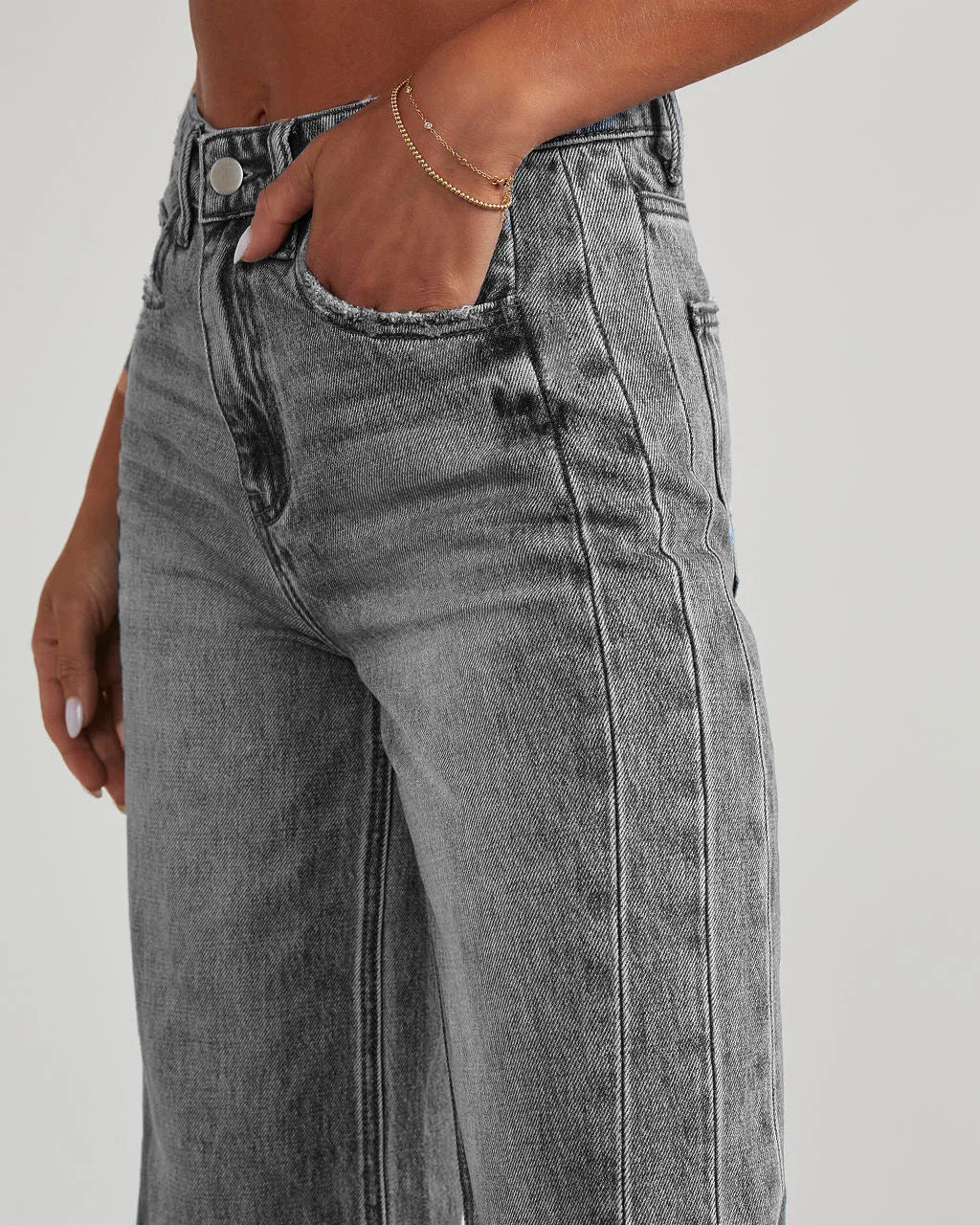 Women’s High-Waisted Wide-Leg Jeans – Faded Full-Length Denim with Raw Hem for Casual Streetwear Weekend Travel and Everyday Modern Styling