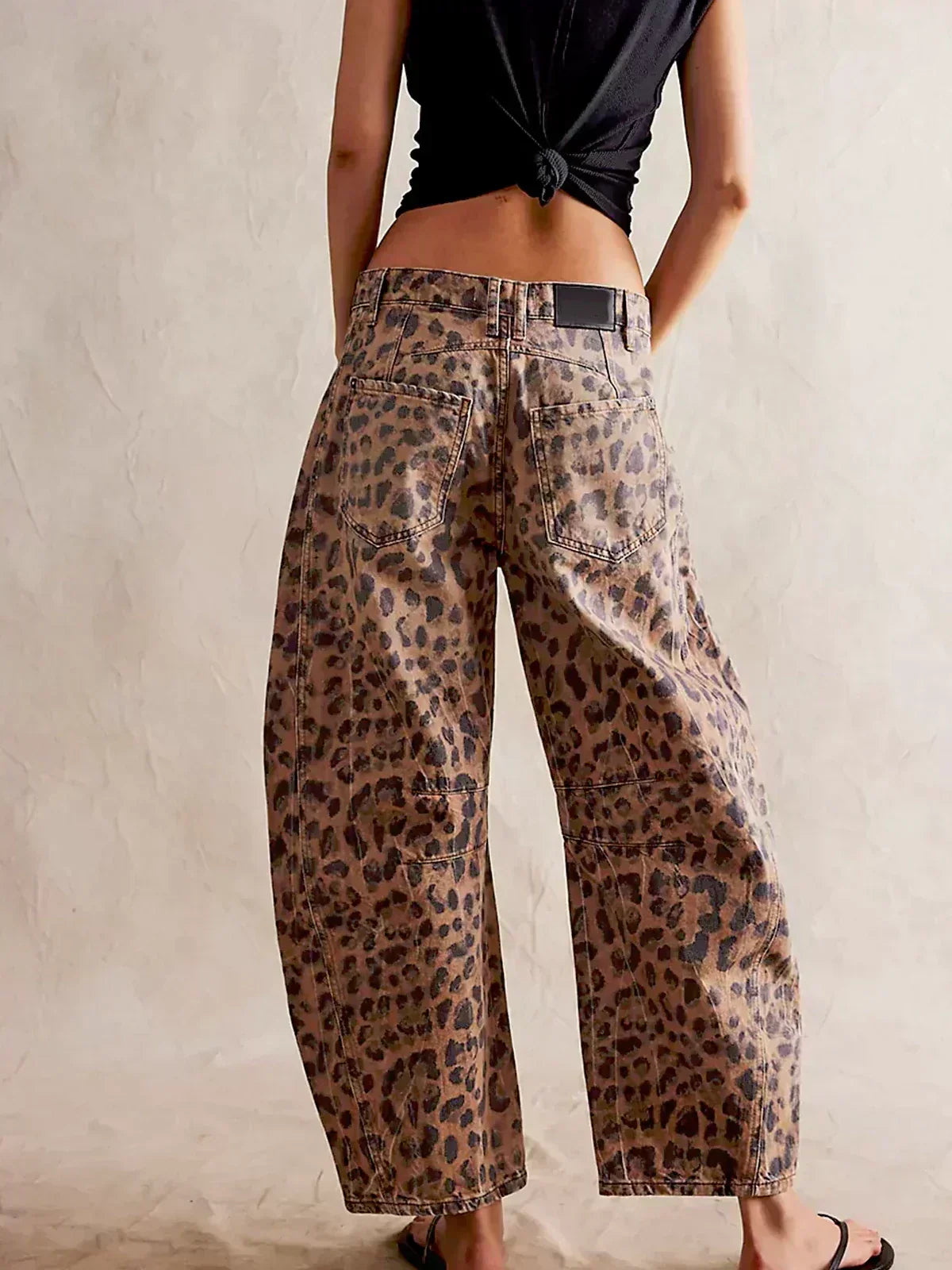 Women’s Animal-Print Barrel-Leg Jeans – Relaxed Cropped Denim Trousers with Leopard Pattern for Weekend Streetwear Travel Casual Outings and Statement Everyday Styling
