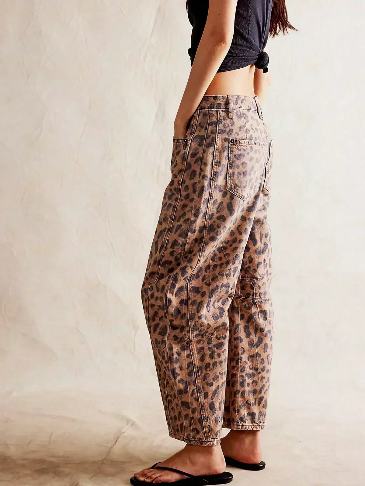 Women’s Animal-Print Barrel-Leg Jeans – Relaxed Cropped Denim Trousers with Leopard Pattern for Weekend Streetwear Travel Casual Outings and Statement Everyday Styling