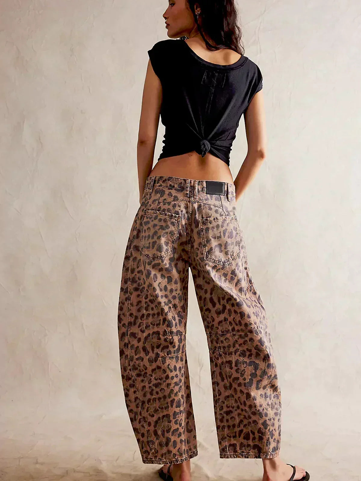 Women’s Animal-Print Barrel-Leg Jeans – Relaxed Cropped Denim Trousers with Leopard Pattern for Weekend Streetwear Travel Casual Outings and Statement Everyday Styling