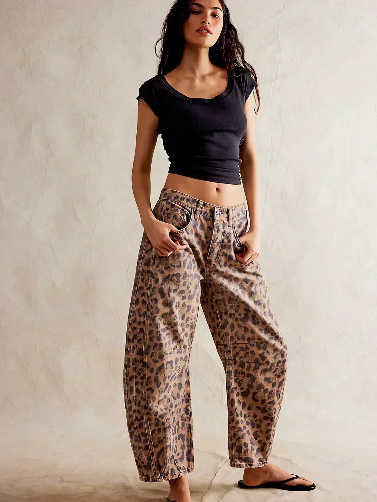Women’s Animal-Print Barrel-Leg Jeans – Relaxed Cropped Denim Trousers with Leopard Pattern for Weekend Streetwear Travel Casual Outings and Statement Everyday Styling