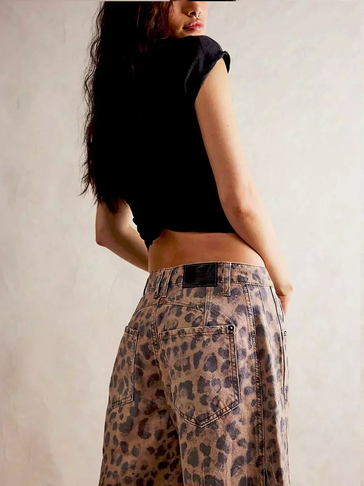 Women’s Animal-Print Barrel-Leg Jeans – Relaxed Cropped Denim Trousers with Leopard Pattern for Weekend Streetwear Travel Casual Outings and Statement Everyday Styling