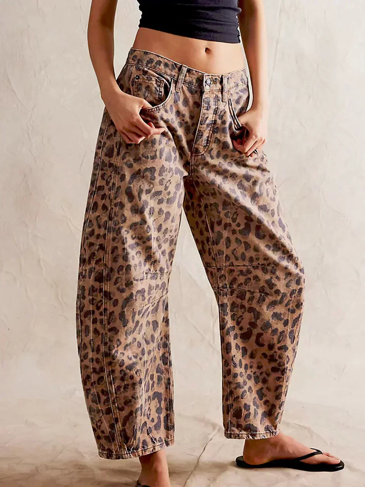 Women’s Animal-Print Barrel-Leg Jeans – Relaxed Cropped Denim Trousers with Leopard Pattern for Weekend Streetwear Travel Casual Outings and Statement Everyday Styling