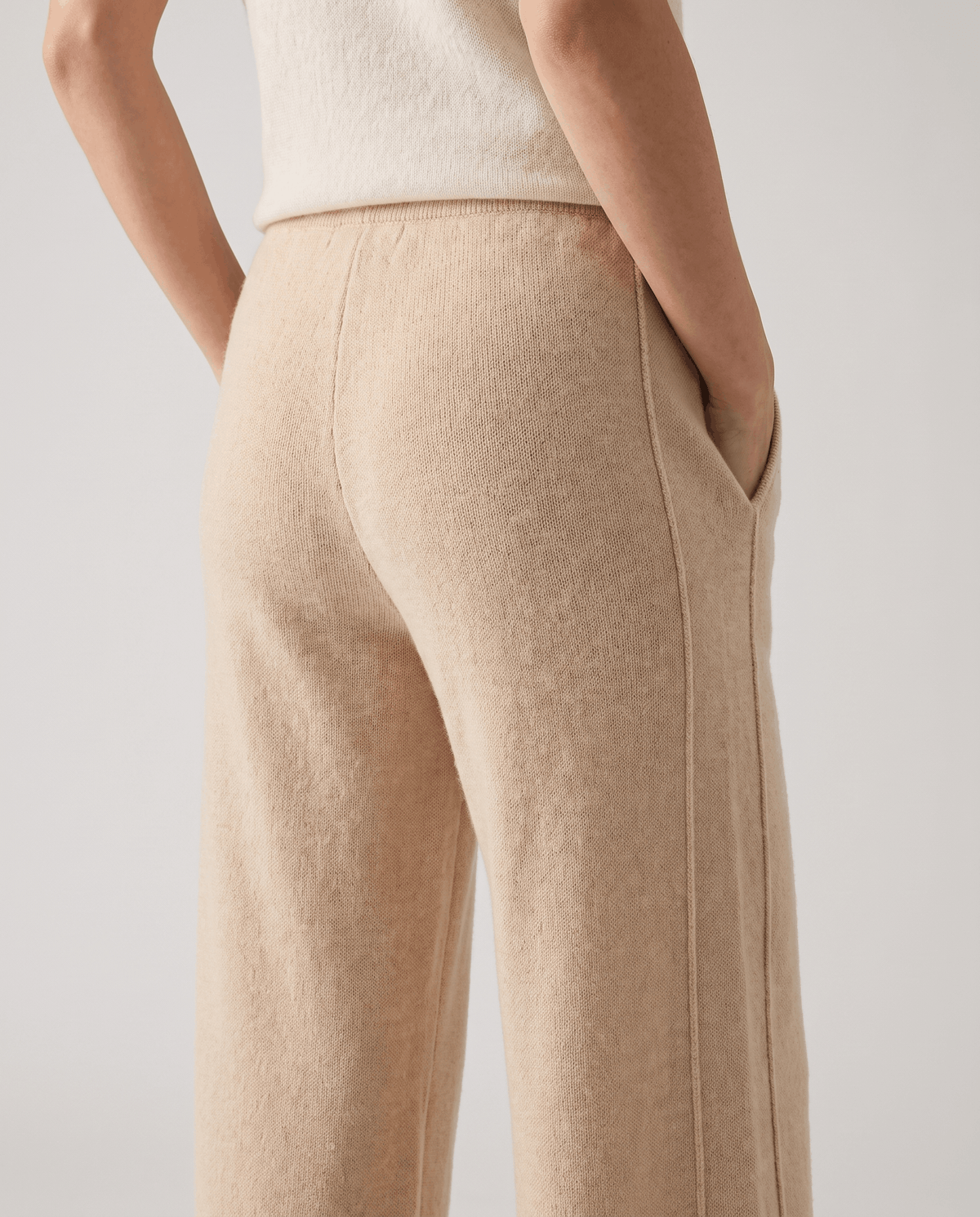 Tailored Merino Wool Sweatpants – Straight-Leg, Side Pockets & Split Hem | Isla