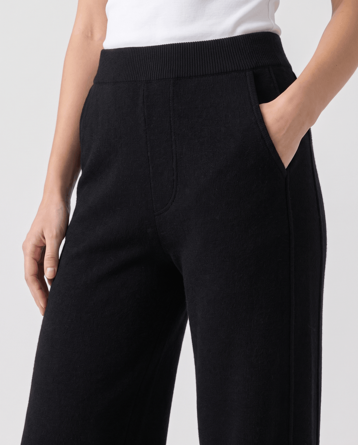 Tailored Merino Wool Sweatpants – Straight-Leg, Side Pockets & Split Hem | Isla