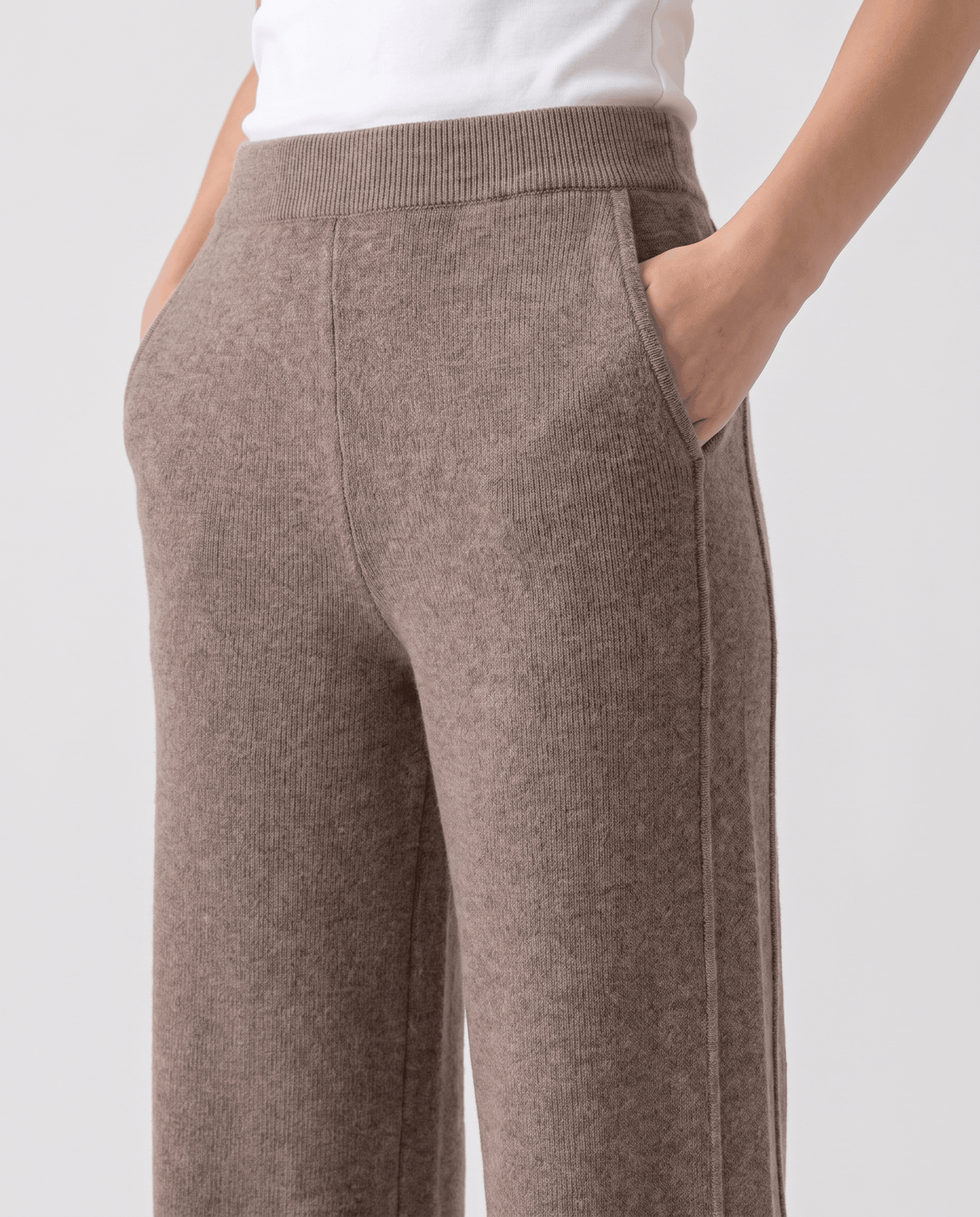 Tailored Merino Wool Sweatpants – Straight-Leg, Side Pockets & Split Hem | Isla